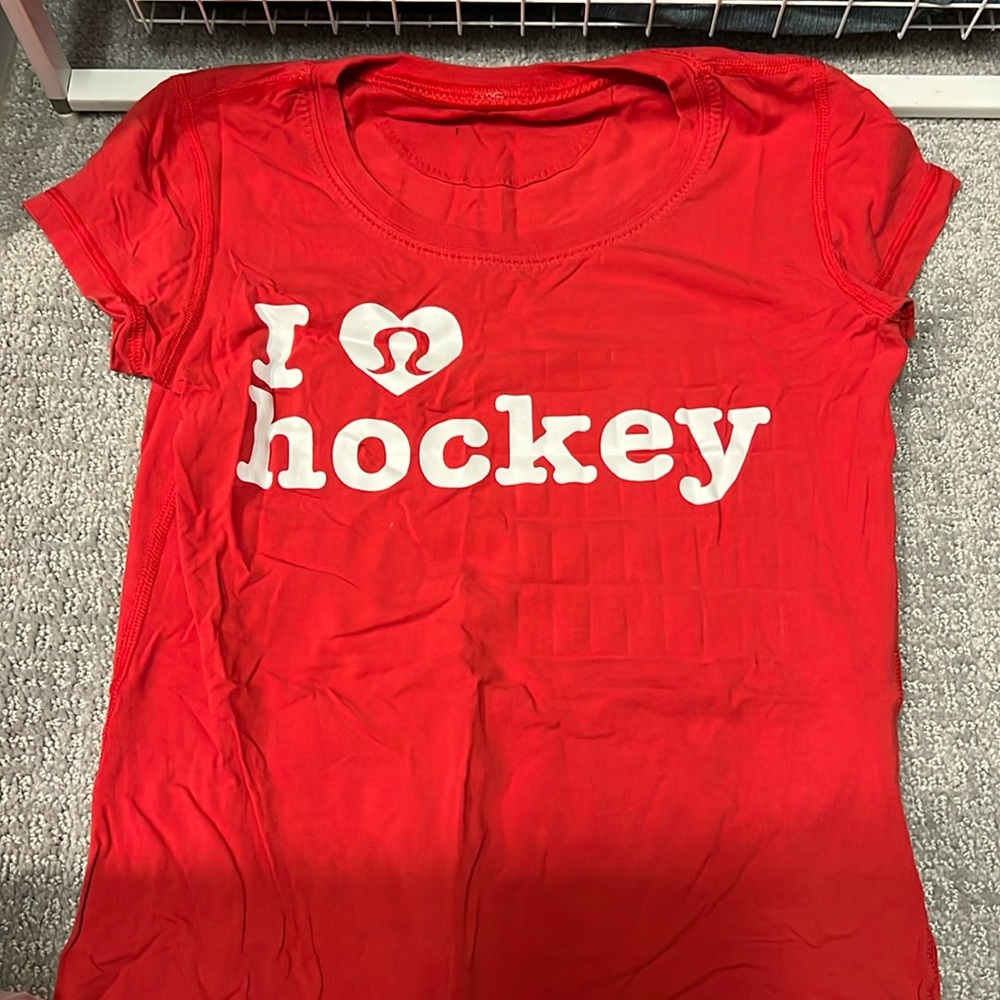 NWOT Red Lululemon “I Love Hockey” T-Shirt (Size 4) RARE